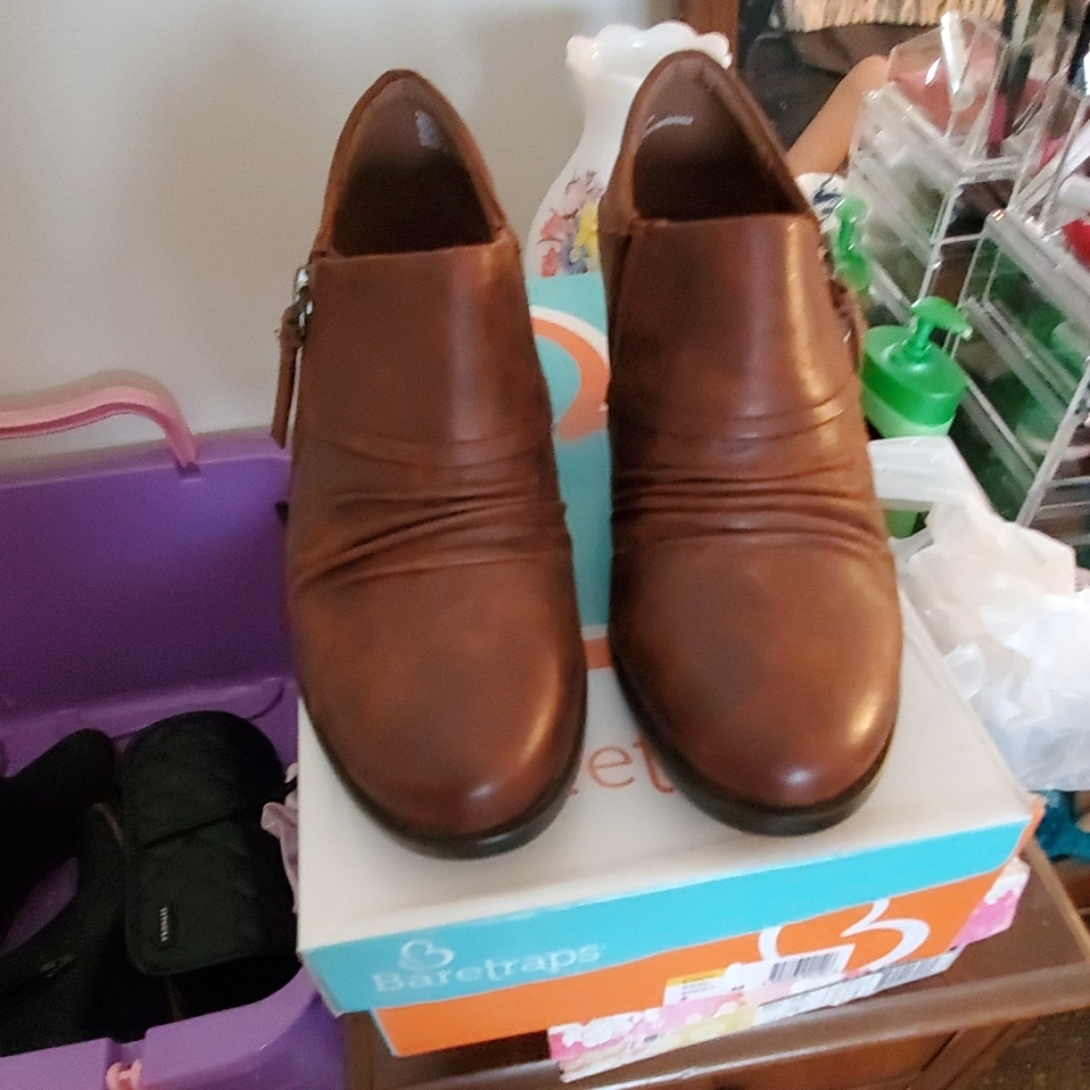 Low heel shoes
